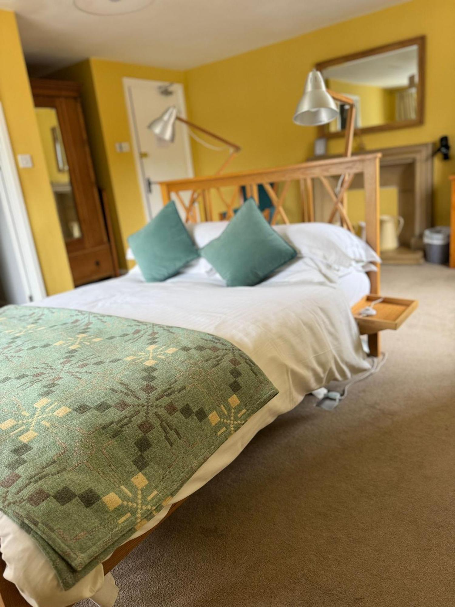 The Crown Aldbourne Hotel ภายนอก รูปภาพ