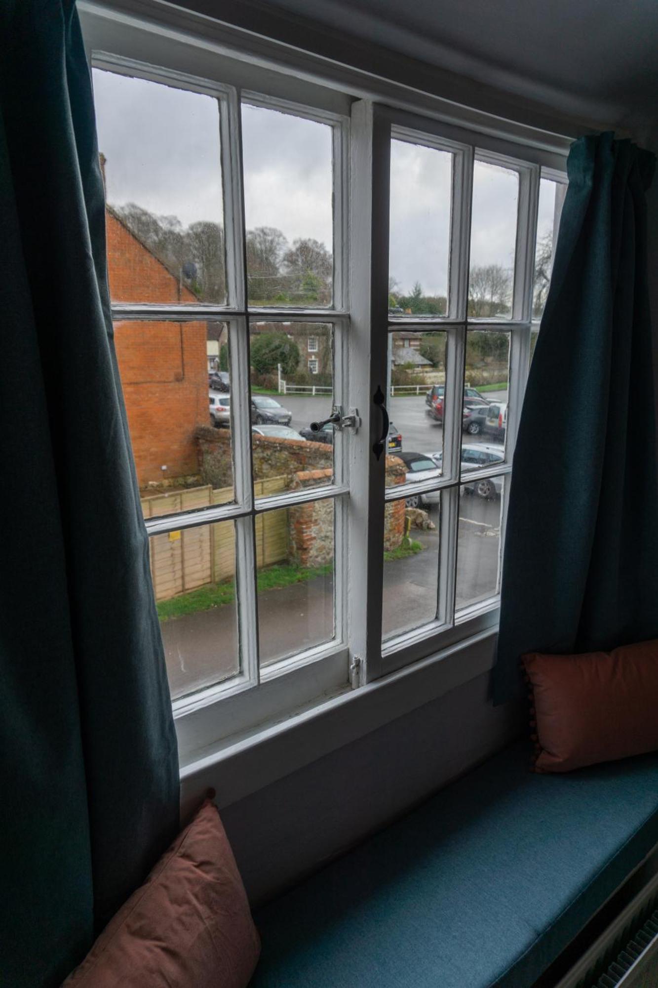The Crown Aldbourne Hotel ภายนอก รูปภาพ